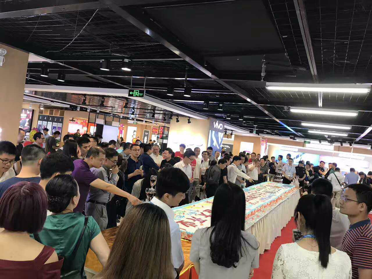 苏宁易购“好奇心”战报:蓝色手机最畅销、魔都妹子C罩杯夺冠