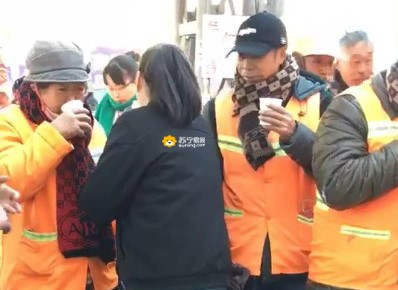 苏宁暖冬在行动:为环卫工人设立爱心驿站