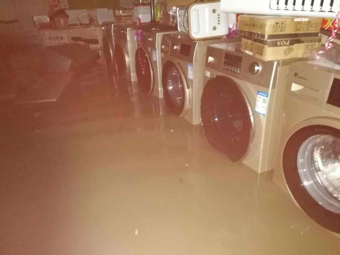 成都零售云精选店因暴雨受灾！苏宁紧急出动积极救灾