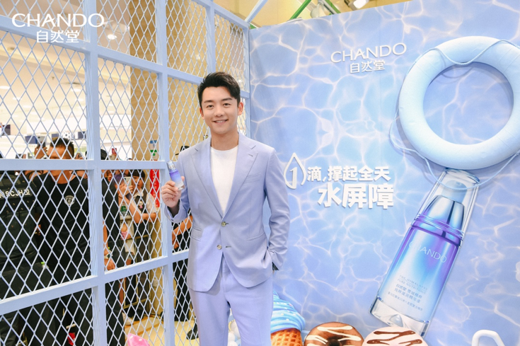 这一站,就是精华!当红明星郑恺空降成都,揭秘明星级护肤秘籍