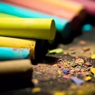 舍不得擦黑板!小學老師的“極致”粉筆畫火了!網友:寄去黑板讓你畫!