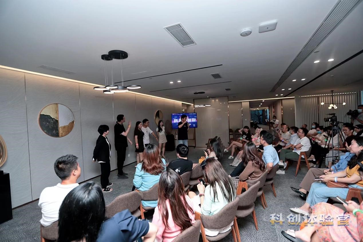 创业者化△身“科创体验官”!走进从大街到大厦算计的“交子”新场景