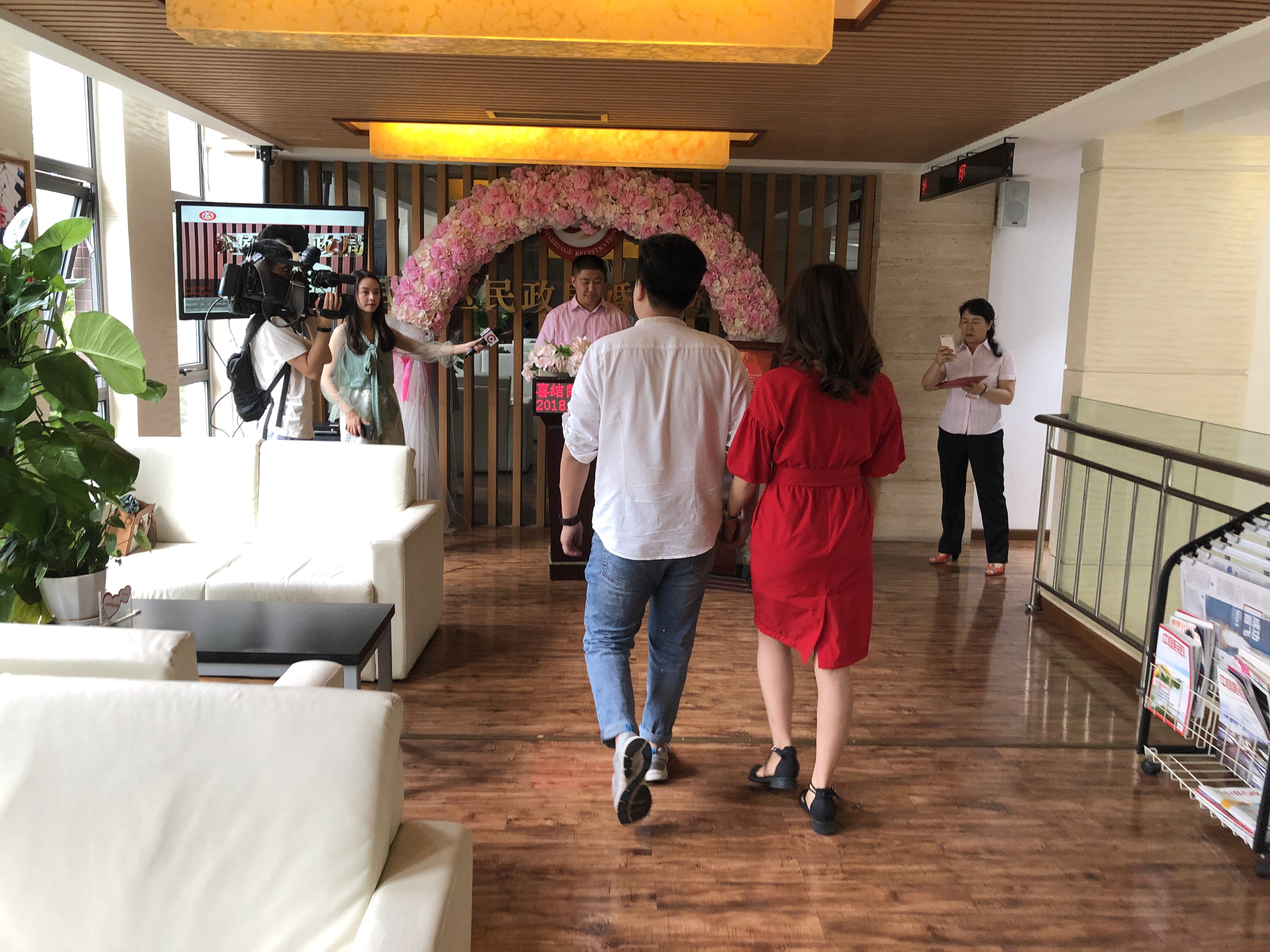 “520”武侯区第一对领证新人：只想回家补瞌睡