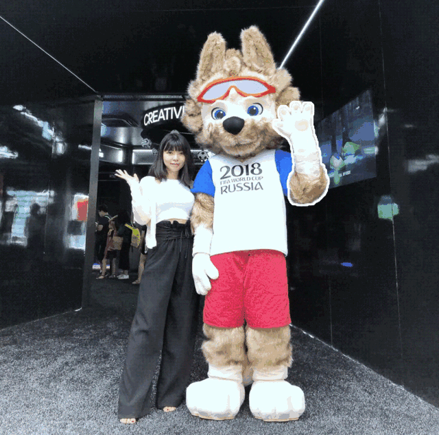 门口的司仪竟然是2018俄罗斯世界杯的吉祥物——扎比瓦卡,对,它是有