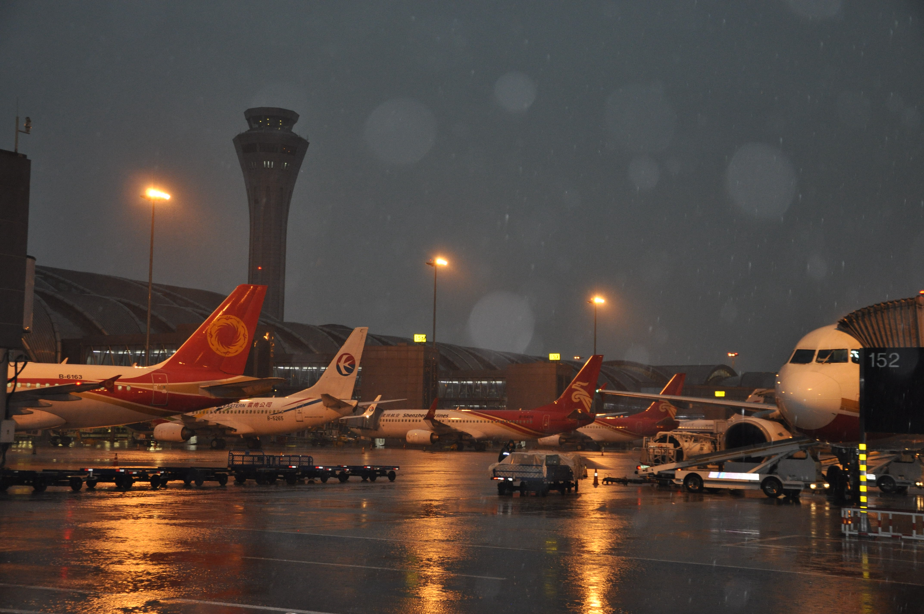 连遭两次雷暴天气 双流机场发布灾害性天气预警