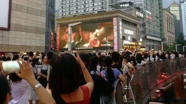 春熙路应援、包地铁广告,恭喜成都镇魂女孩今夏C位出道