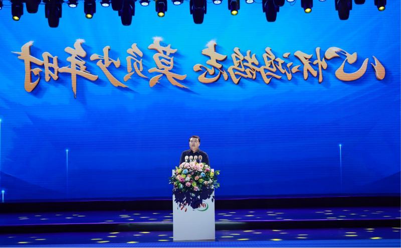伊利董事長(zhǎng)潘剛勉勵(lì)新員工：在創(chuàng)新中持續(xù)進(jìn)化 在進(jìn)化中開(kāi)創(chuàng)新局