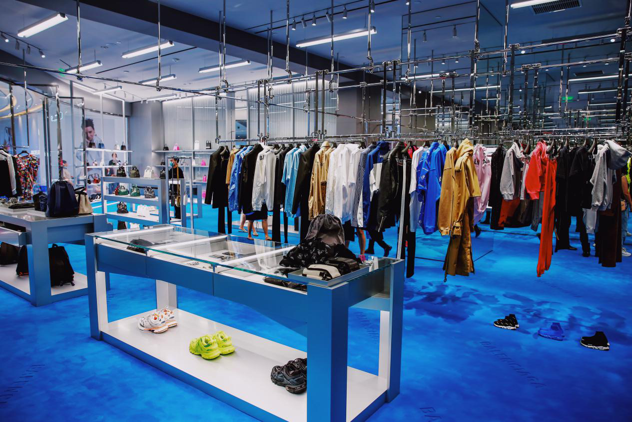Balenciaga、Valentino SuperVee手袋限时概念店接连开幕, 成都银泰中心in99名品布局再开新篇章