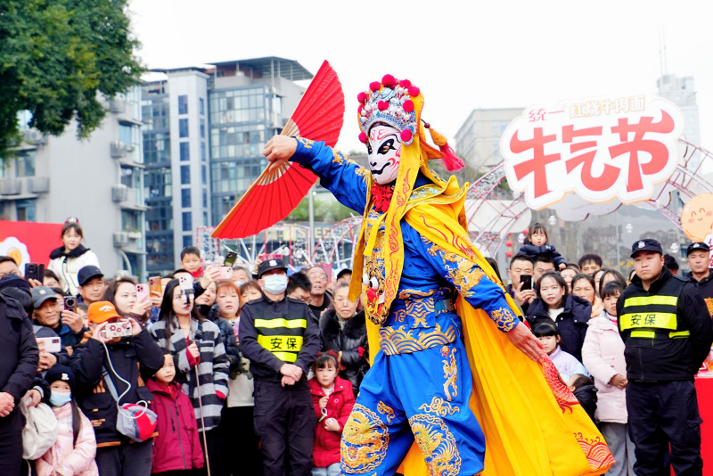 解锁传统民俗魅力!宽窄巷闹元宵点燃节日烟火