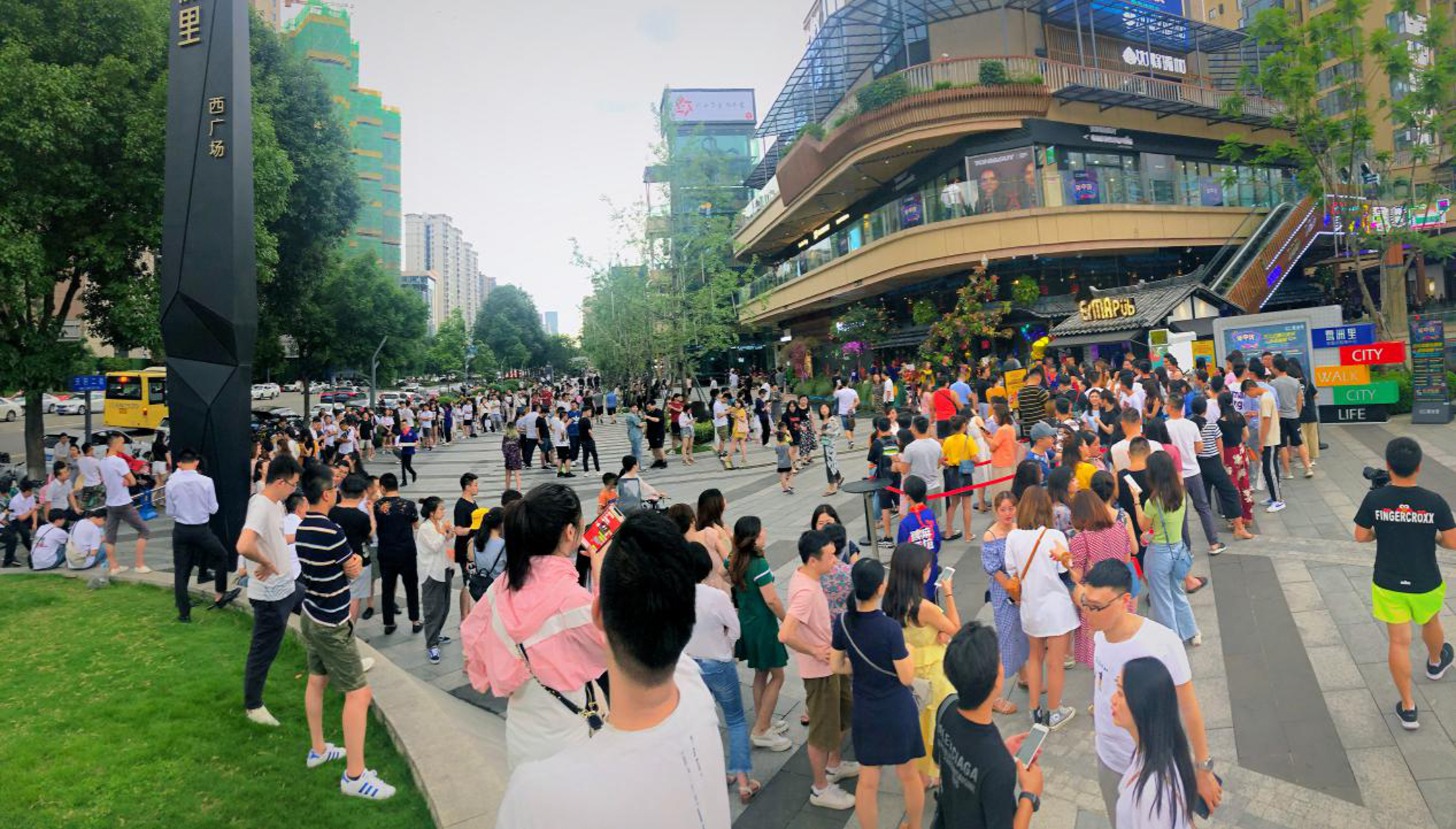 贰麻酒馆新店6月22日亮相建发·鹭洲里，开业当天排队人数长达1公里！